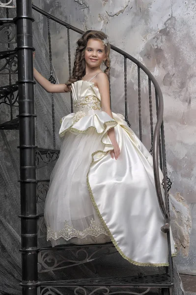 Menina Vestido Vitoriano Elegante Branco Uma Escada Espiral — Fotografia de Stock