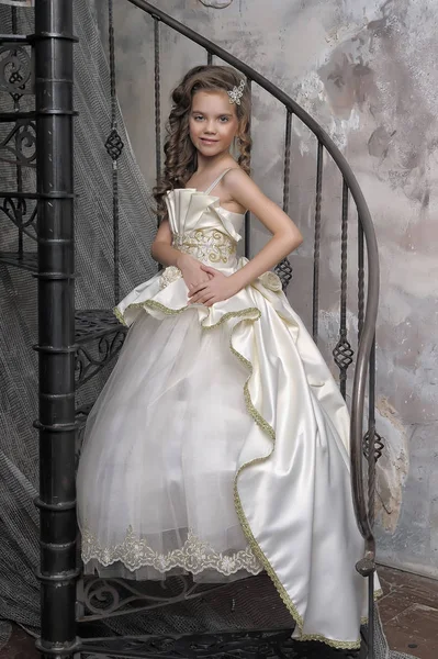 Dziewczyna Białej Eleganckiej Wiktoriańskiej Sukience Spiralnych Schodach — Zdjęcie stockowe
