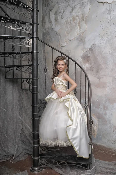 Κορίτσι Ένα Λευκό Κομψό Βικτοριανό Φόρεμα Μια Σπειροειδή Σκάλα — Φωτογραφία Αρχείου