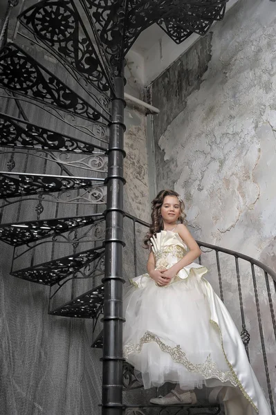 Menina Vestido Vitoriano Elegante Branco Uma Escada Espiral — Fotografia de Stock