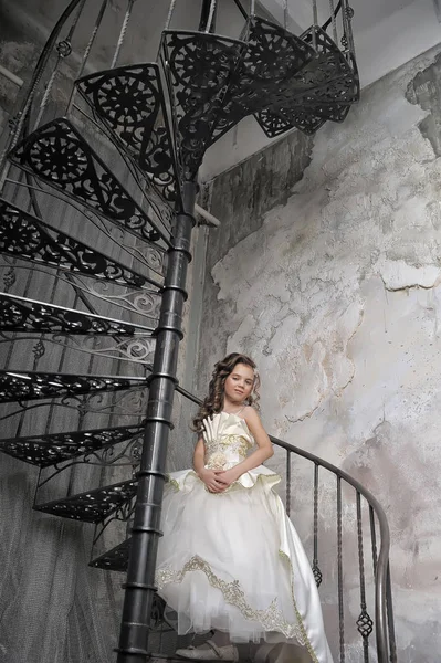 Viktorya Dönemi Beyaz Elbiseli Kız Spiral Bir Merdivende — Stok fotoğraf