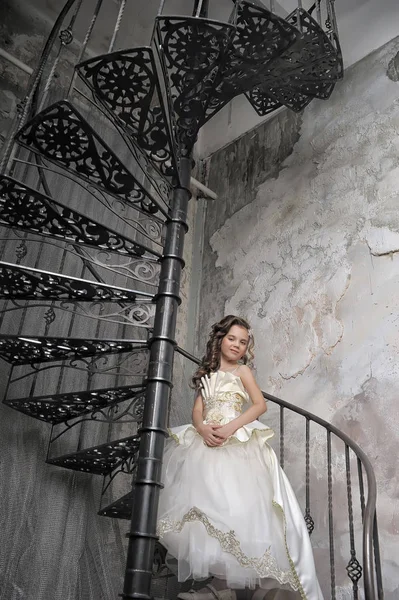 Niña Vestido Victoriano Elegante Blanco Una Escalera Caracol — Foto de Stock