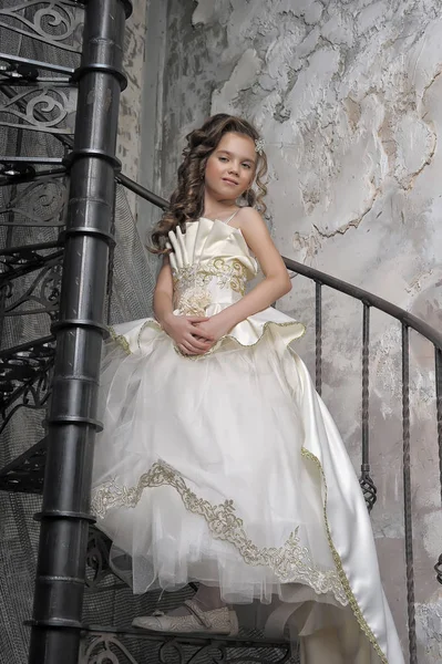 Девушка Белом Элегантном Викторианском Платье Винтовой Лестнице — стоковое фото