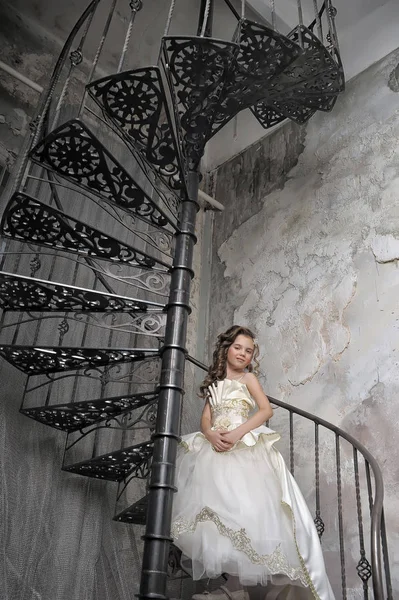 螺旋階段の白いエレガントなビクトリア朝のドレスの女の子 — ストック写真