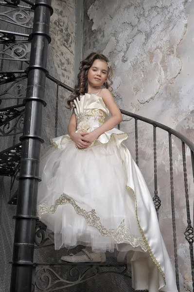 Mädchen Einem Weißen Eleganten Viktorianischen Kleid Auf Einer Wendeltreppe — Stockfoto