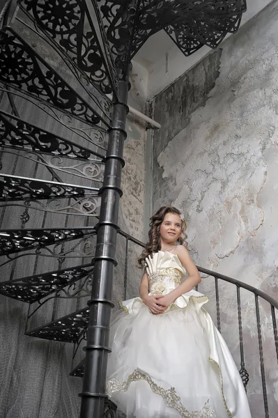 Mädchen Einem Weißen Eleganten Viktorianischen Kleid Auf Einer Wendeltreppe — Stockfoto