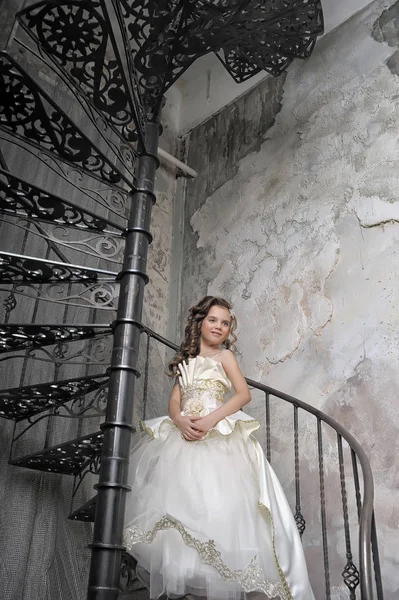 螺旋階段の白いエレガントなビクトリア朝のドレスの女の子 — ストック写真