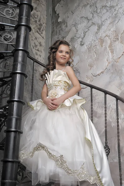 Κορίτσι Ένα Λευκό Κομψό Βικτοριανό Φόρεμα Μια Σπειροειδή Σκάλα — Φωτογραφία Αρχείου
