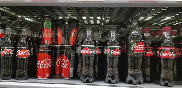 Россия Санкт Петербург 2018 Coca Cola Products Supermarket Shelf — стоковое фото