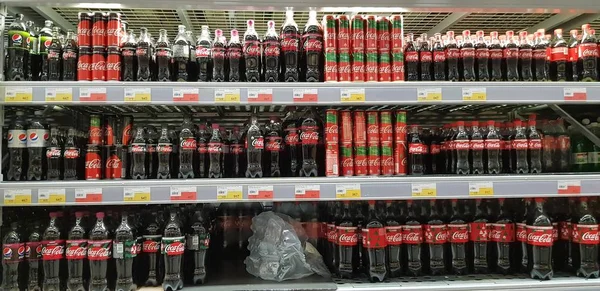 ロシア サンクトペテルブルク 2018 コーラ製品スーパー マーケット棚の上 — ストック写真