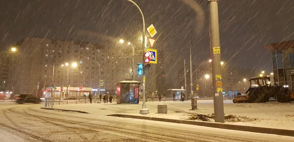 Rússia São Petersburgo 2018 Queda Neve Noite Nas Ruas Cidade — Fotografia de Stock