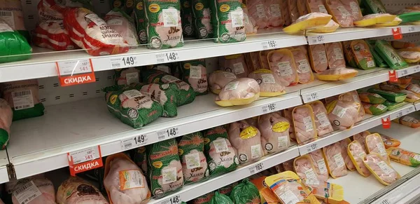 Rosja Sankt Petersburgu 2018 Kurczaka Opakowaniach Supermarkecie — Zdjęcie stockowe