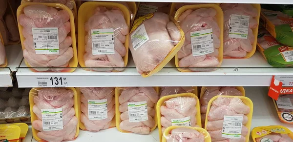 Rosja Sankt Petersburgu 2018 Kurczaka Opakowaniach Supermarkecie — Zdjęcie stockowe