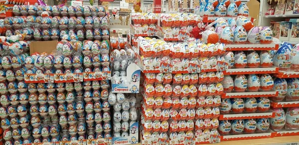 Rosja Sankt Petersburg 2018 Kinder Niespodzianka Czekoladowe Jajka Supermarkecie — Zdjęcie stockowe
