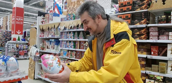 Россия Санкт Петербург 2018 Шоколадные Яйца Детский Сюрприз Супермаркете Покупателя — стоковое фото