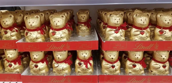 Россия Санкт Петербург 2018 Шоколадные Медведи Подряд Полке Супермаркета — стоковое фото