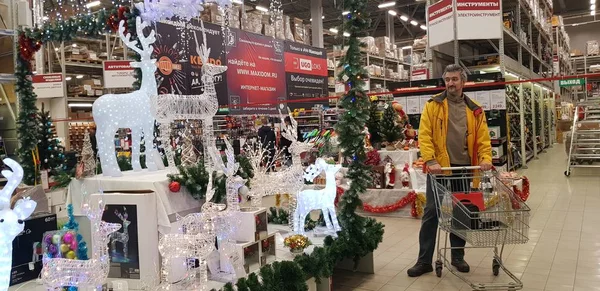 Oroszország Szentpétervár 2018 Vevő Kiválasztja Karácsonyi Számok Dekorációk Boltban — Stock Fotó