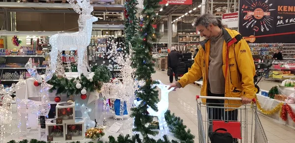 俄罗斯 圣彼得堡 2018 买家选择圣诞数字和装饰在商店 — 图库照片