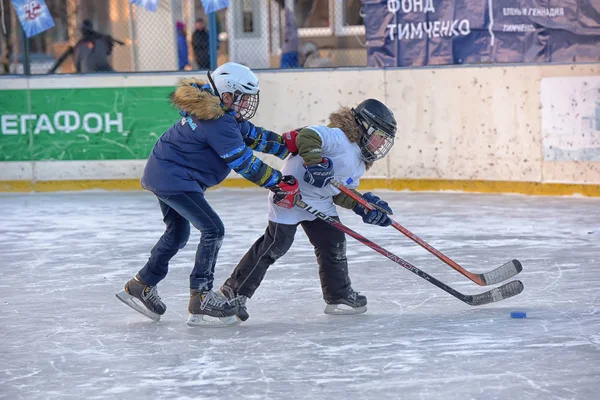 Rússia Severodvinsk 2016 Crianças Com Paus Hóquei Jogando Hóquei Festival — Fotografia de Stock