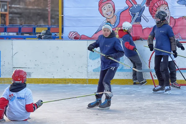 Rússia Severodvinsk 2016 Crianças Com Paus Hóquei Jogando Hóquei Festival — Fotografia de Stock