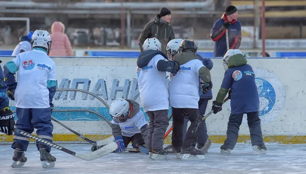 Rússia Severodvinsk 2016 Crianças Com Paus Hóquei Jogando Hóquei Festival — Fotografia de Stock