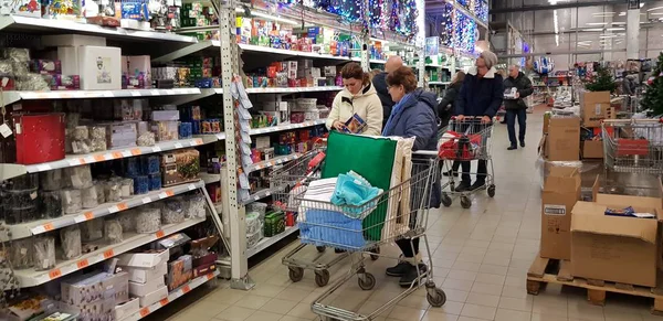 Oroszország Szentpétervár 2018 Műfenyőfákat Boltban Kapható — Stock Fotó