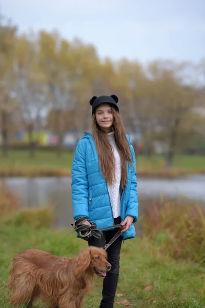 Ragazza Felice Nel Parco Con Uno Spaniel Autunno Vicino Lago — Foto Stock