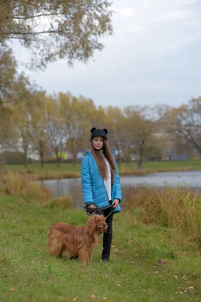 Menina Feliz Parque Com Spaniel Outono Junto Lago — Fotografia de Stock