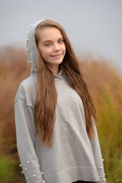 Дівчина Підліток Довгим Коричневим Волоссям Сірому Светрі Капюшоном — стокове фото