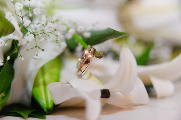 Lírios Com Alianças Casamento — Fotografia de Stock