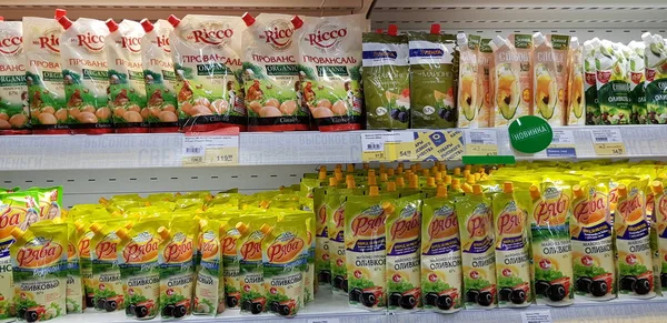 俄罗斯 圣彼得堡 2018 超市货架上的包装蛋黄酱 — 图库照片