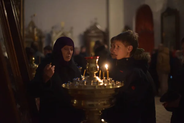 Russia San Pietroburgo 2015 Credenti Una Chiesa Ortodossa Mettono Candele — Foto Stock