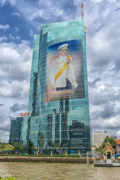 泰国曼谷 2018 新的泰国国王巨大的形象在曼谷 Chao Phraya 河边的现代建筑的玻璃幕墙上 — 图库照片
