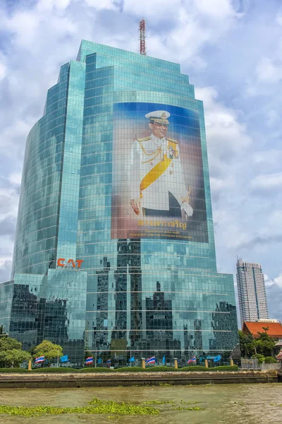 泰国曼谷 2018 新的泰国国王巨大的形象在曼谷 Chao Phraya 河边的现代建筑的玻璃幕墙上 — 图库照片
