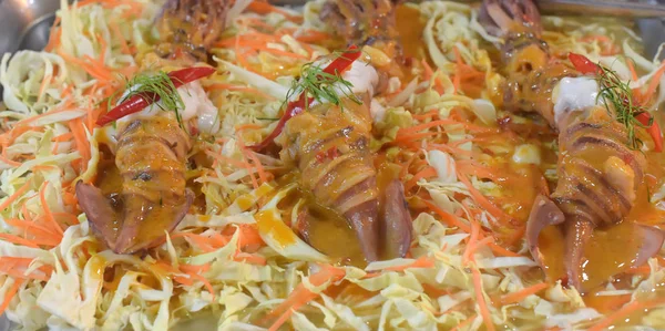 당근과 양배추 샐러드와 오징어 — 스톡 사진