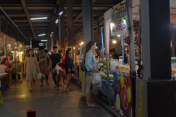 Ταϊλάνδη Μπανγκόκ 2018 Τουρίστας Αγοράζει Καρύδας Κατά Νυχτερινή Αγορά Ειδών — Φωτογραφία Αρχείου