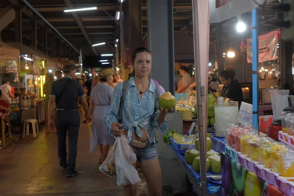 Thajsko Bangkok 2018 Turista Koupí Kokos Noci Trhu Potravinami — Stock fotografie