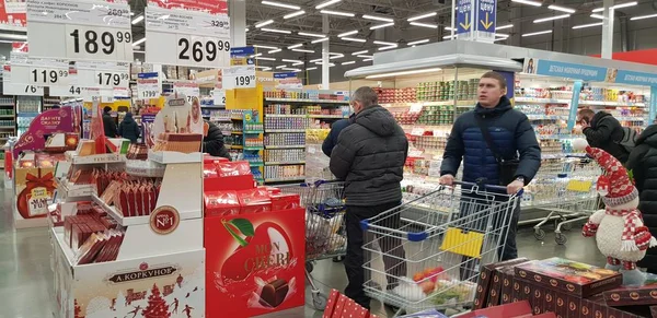 Rosja Sankt Petersburg 2018 Kupujących Supermarkecie Przed Świętami Bożego Narodzenia — Zdjęcie stockowe