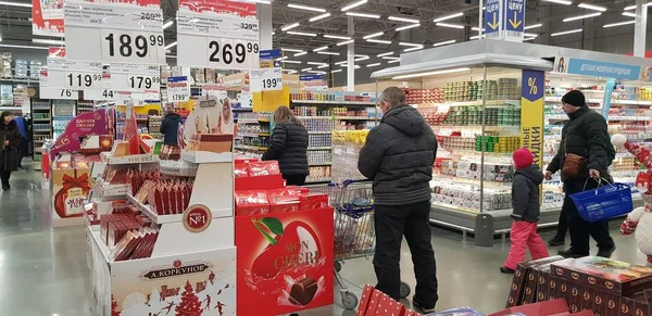 Rosja Sankt Petersburg 2018 Kupujących Supermarkecie Przed Świętami Bożego Narodzenia — Zdjęcie stockowe