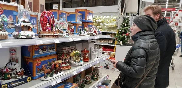 Oroszország Szentpétervár 2018 Vásárlók Boltban Válassza Karácsonyi Díszek — Stock Fotó