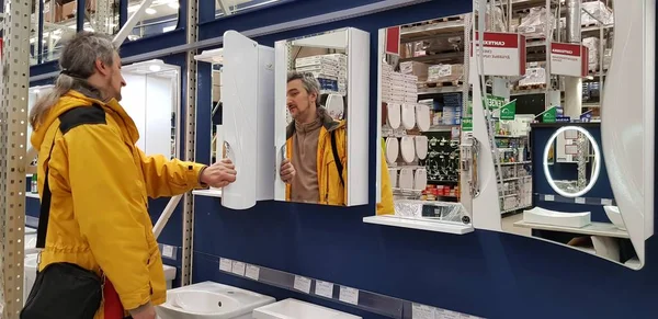 러시아 세인트 2018 구매자 저장소에 거울과 화장실에 캐비닛을 — 스톡 사진