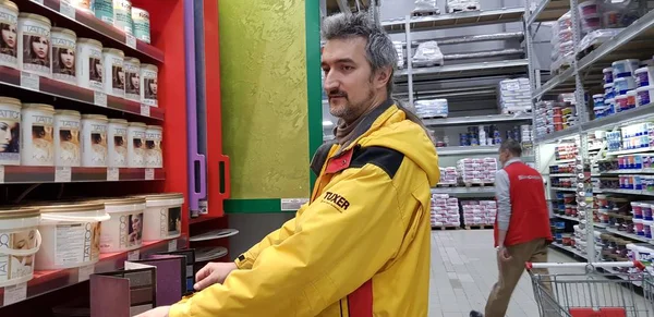 俄罗斯 圣彼得堡 2018 买家选择油漆和石膏在商店 — 图库照片