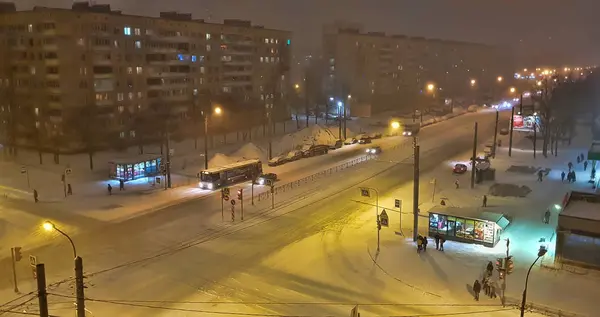俄罗斯 圣彼得堡 2018 在雪中的居民区道路交叉 — 图库照片