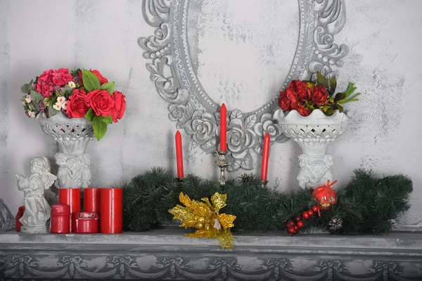 Red Candles Flowers Mantelpiece — Stock Photo, Image
