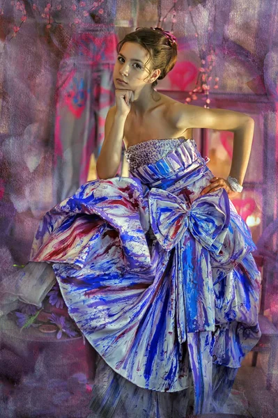Όμορφο Κορίτσι Ένα Φωτεινό Χρωματιστό Φόρεμα Βράδυ — Φωτογραφία Αρχείου
