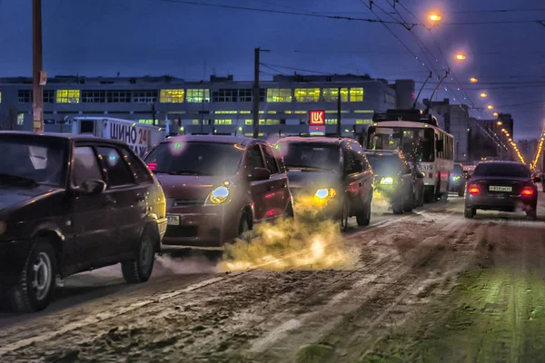 Rusia San Petersburgo 2016 Coches Carretera Noche Invierno — Foto de Stock