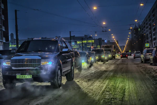 俄罗斯 圣彼得堡 26日 12日 2016年汽车在路上的冬季傍晚 — 图库照片