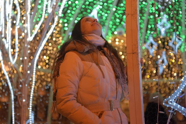 Flicka Vit Päls Vintern Och Glödande Christmas Garland Natten — Stockfoto