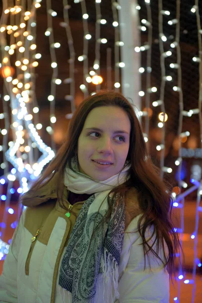 Mädchen Weißen Mantel Winter Und Leuchtende Weihnachtsgirlanden Der Nacht — Stockfoto