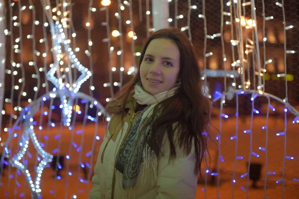 Fille Dans Manteau Blanc Hiver Guirlande Noël Lumineux Nuit — Photo